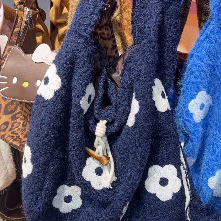 蓝色大花牛角扣包