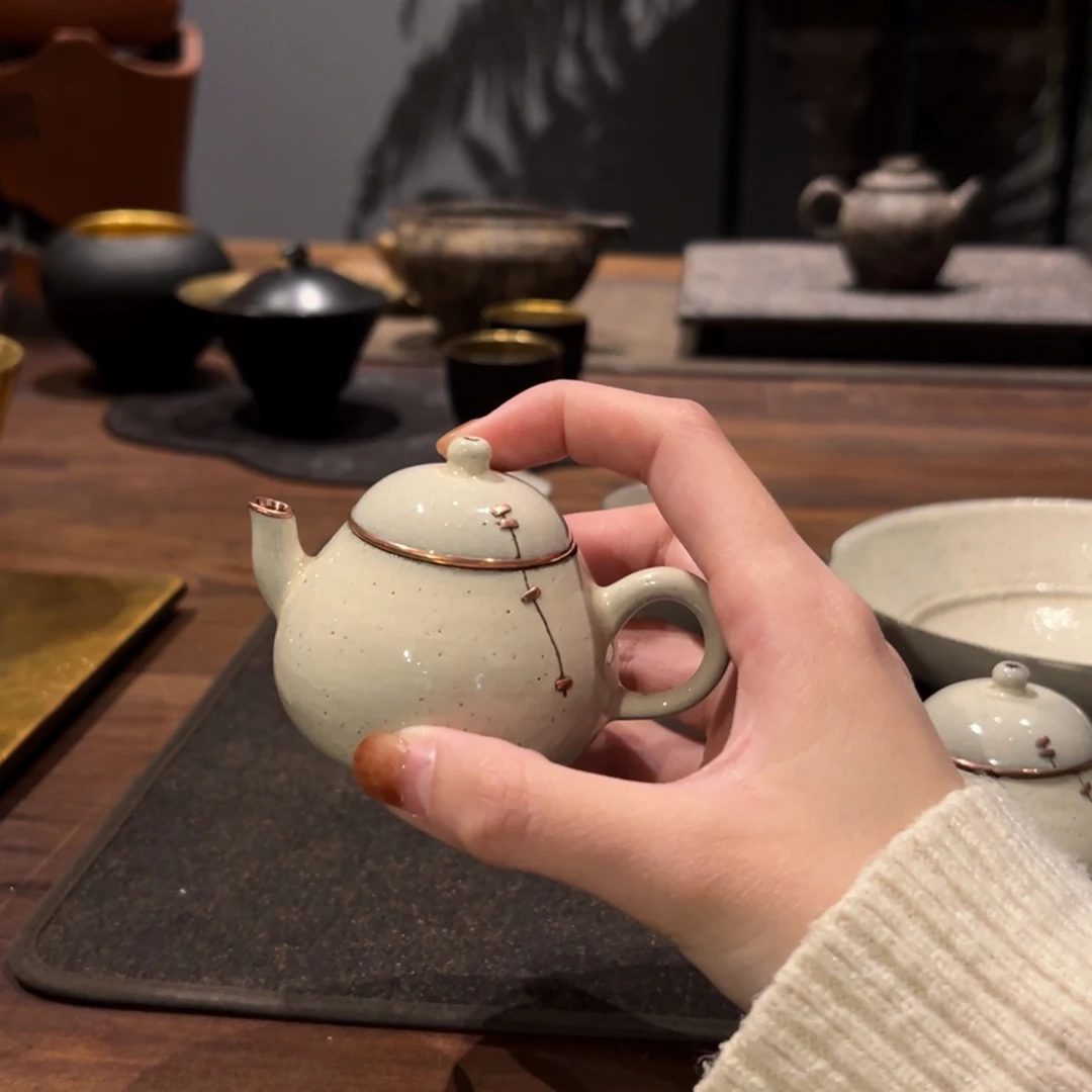 摆件正*陶瓷。     陶瓷。