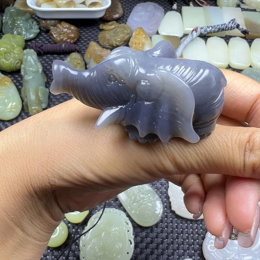 和田玉未镶嵌颈饰有纹漏