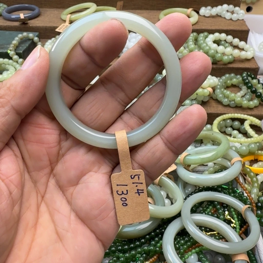 7***e和田玉未镶嵌手镯