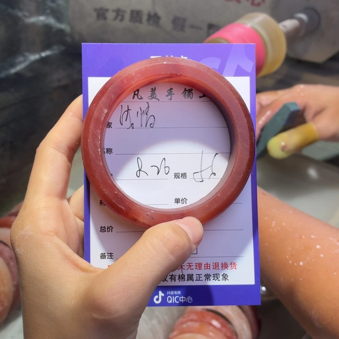 浅****未镶嵌手镯石英质玉