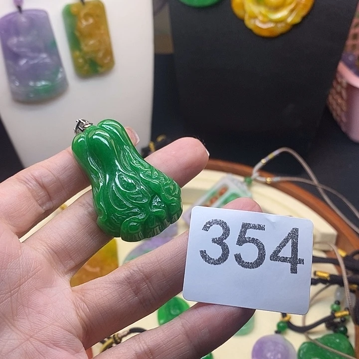 翡翠未镶嵌吊坠(赠链)