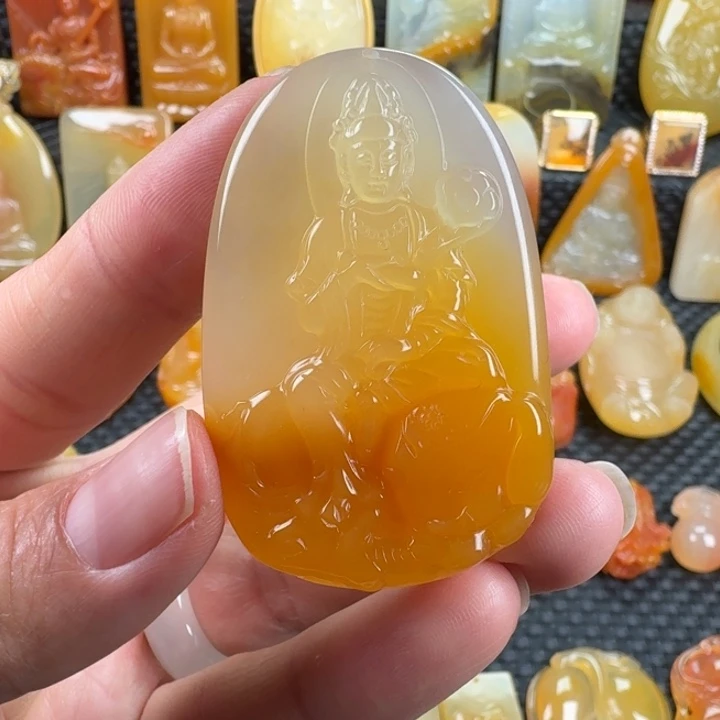 未镶嵌石英质玉（黄龙玉）颈饰
