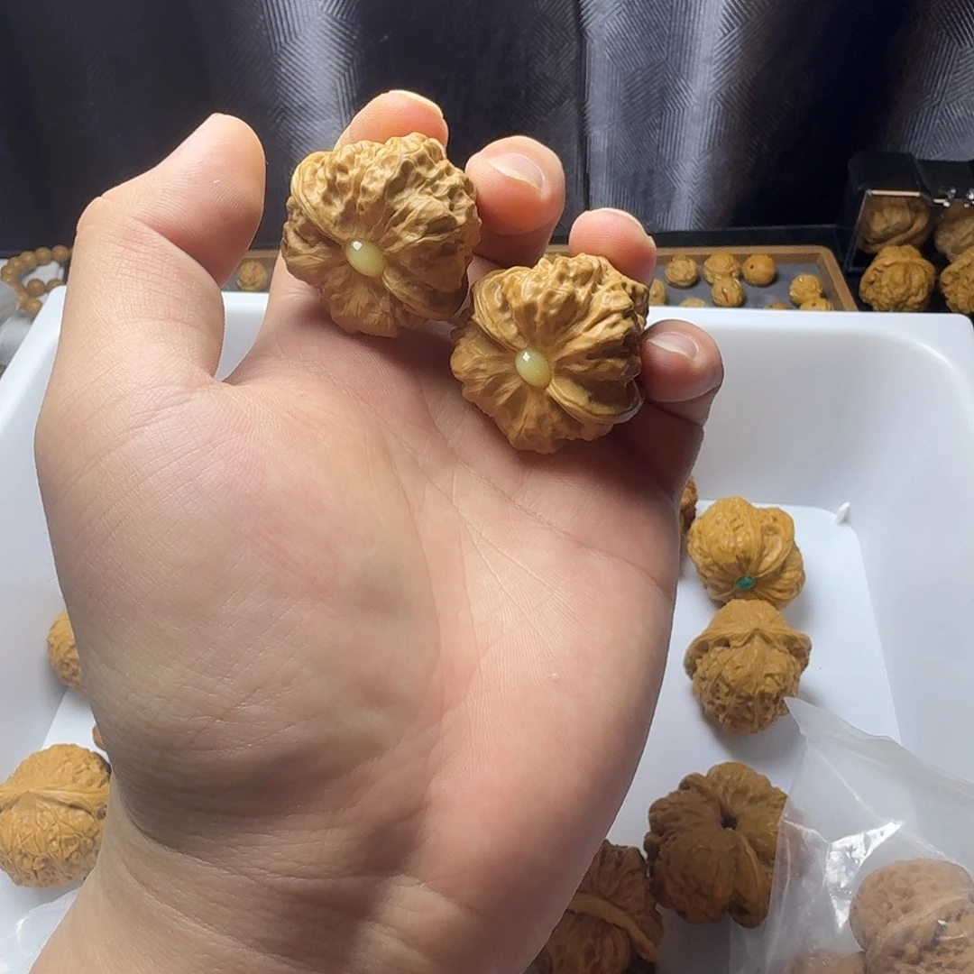 吊坠猴头核桃镶嵌蛤蟆头