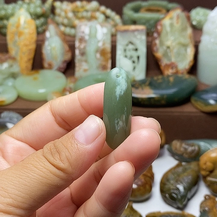 颈饰未镶嵌岫岩老玉（透闪石质玉）