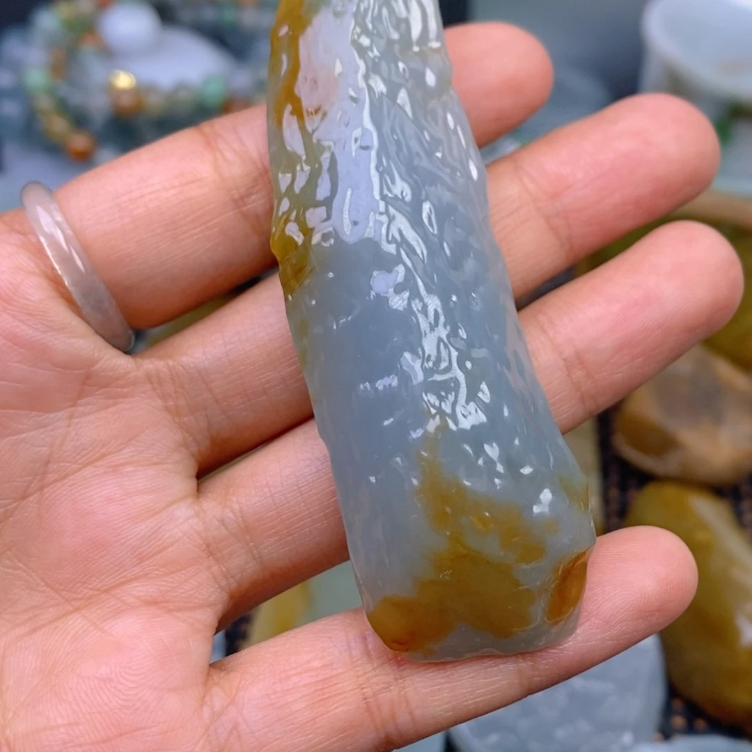 翡翠颈饰未镶嵌格**格翡翠