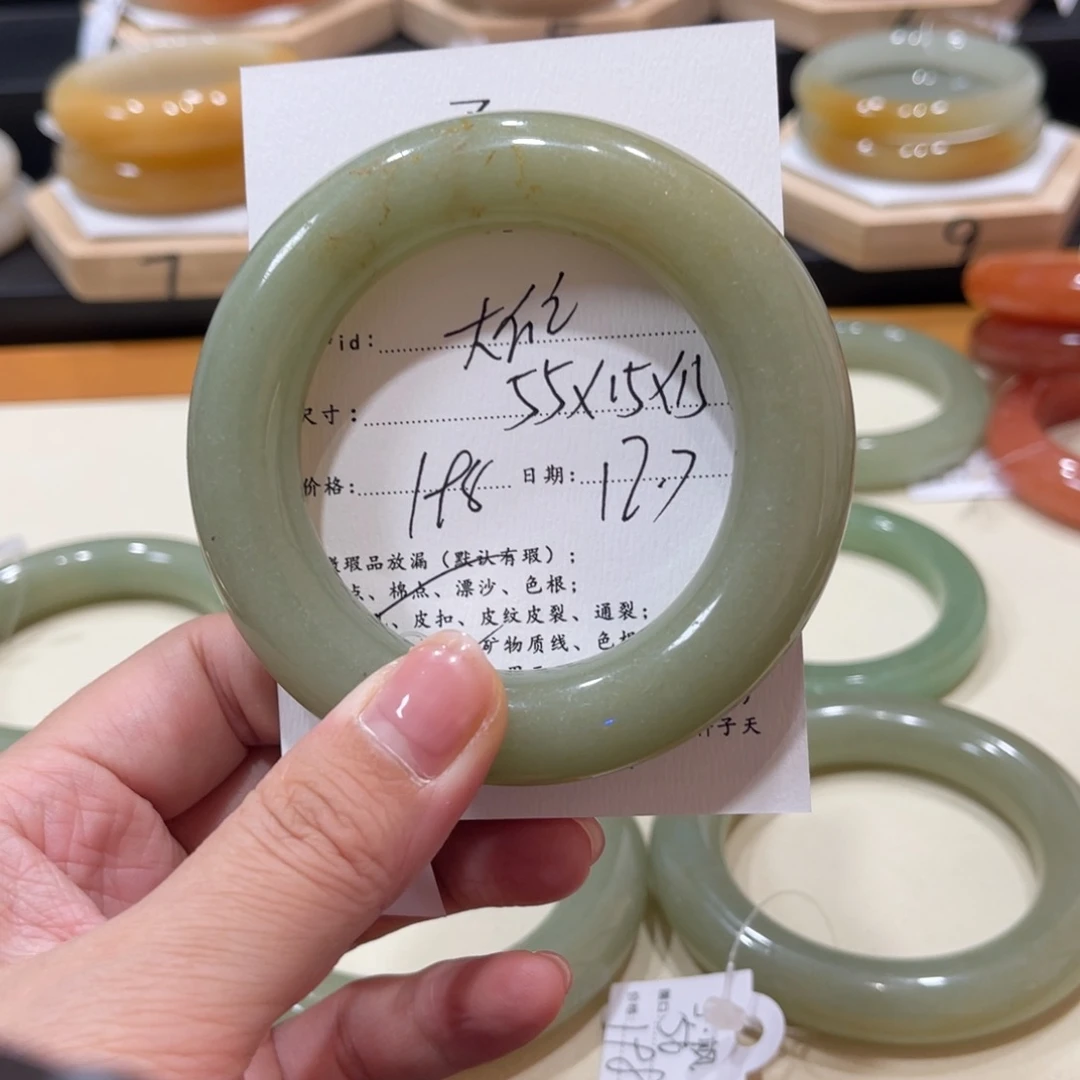 未镶嵌手镯石英质玉是**主