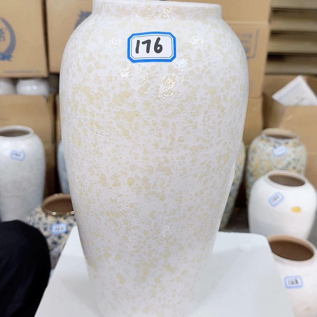 176号陶瓷高34厘米微瑕一个
