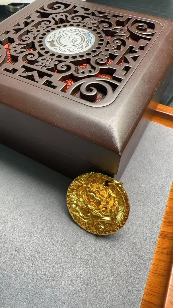 至臻金典真品雕刻吊坠a73