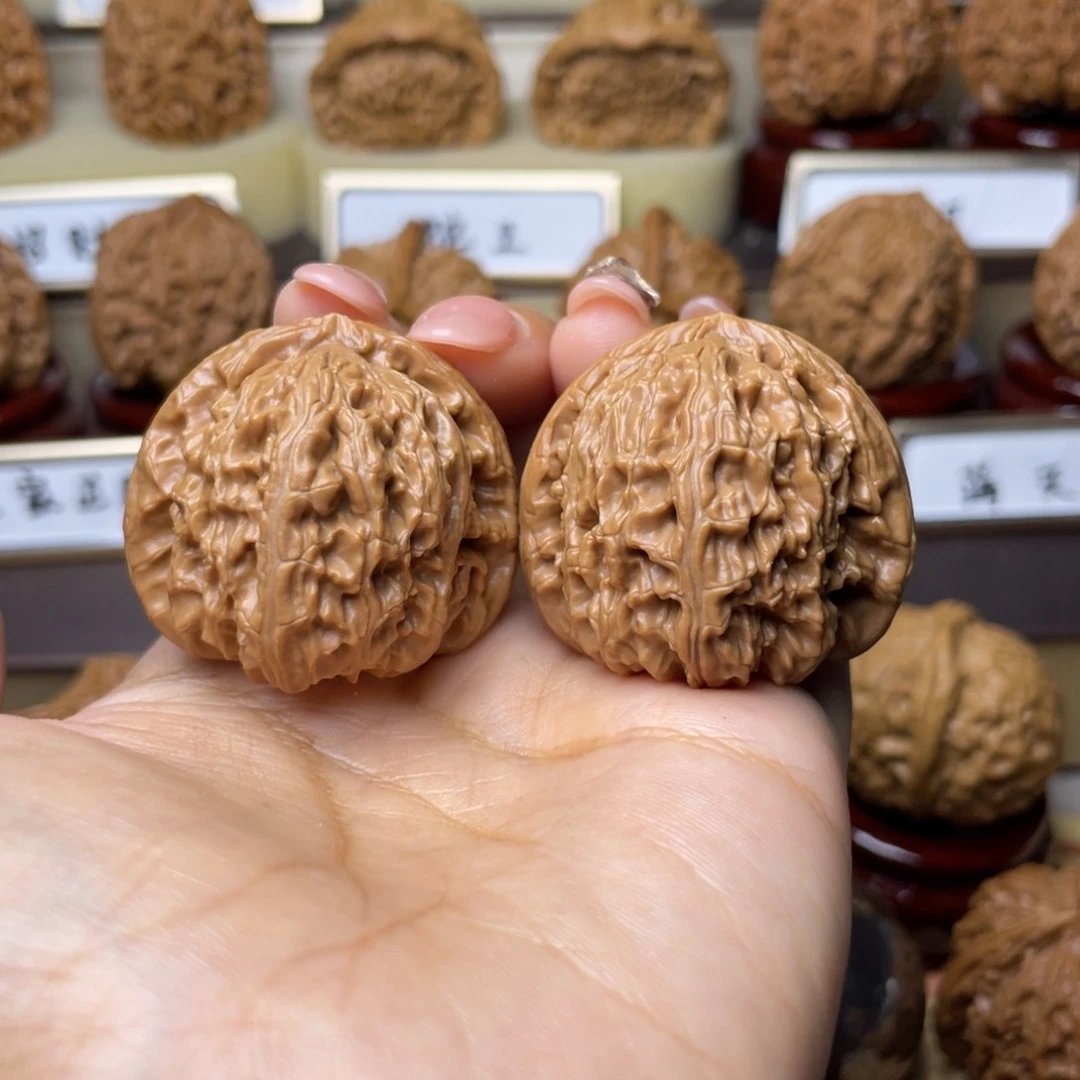 文玩核桃把件满****硬白狮子37左右
