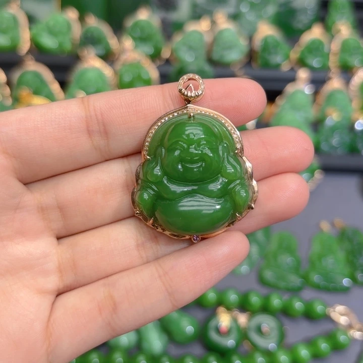 颈饰18K金镶嵌和田玉（碧玉）