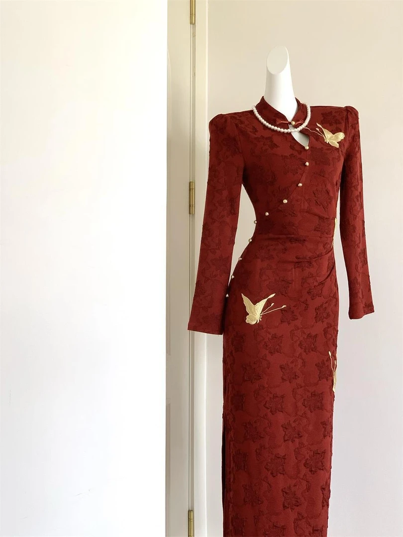 2025年红色新中式改良旗袍女早秋订婚长袖提花针织收腰百搭连衣裙