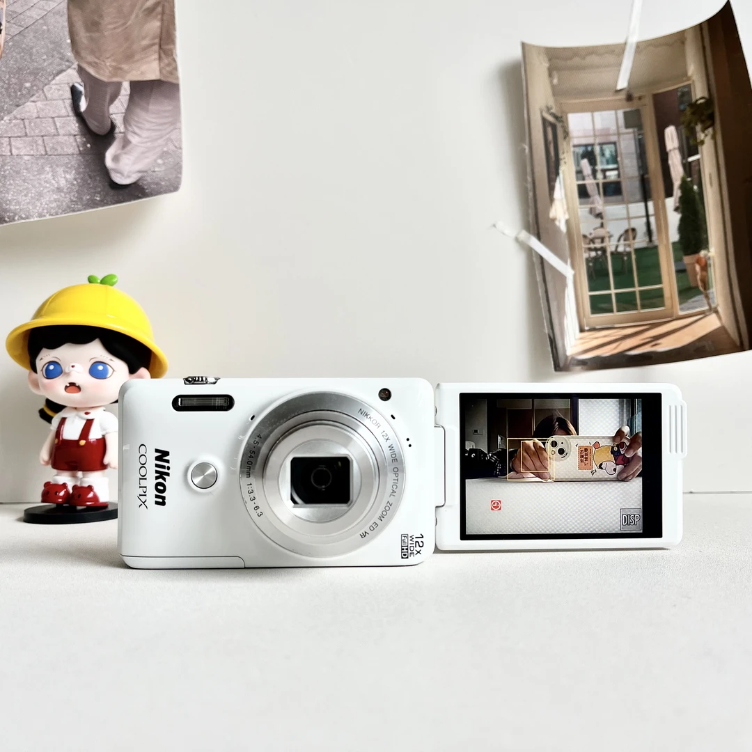 95新 Nikon/尼康 S6900奶白色翻转屏幕1600万像素12倍光学变焦