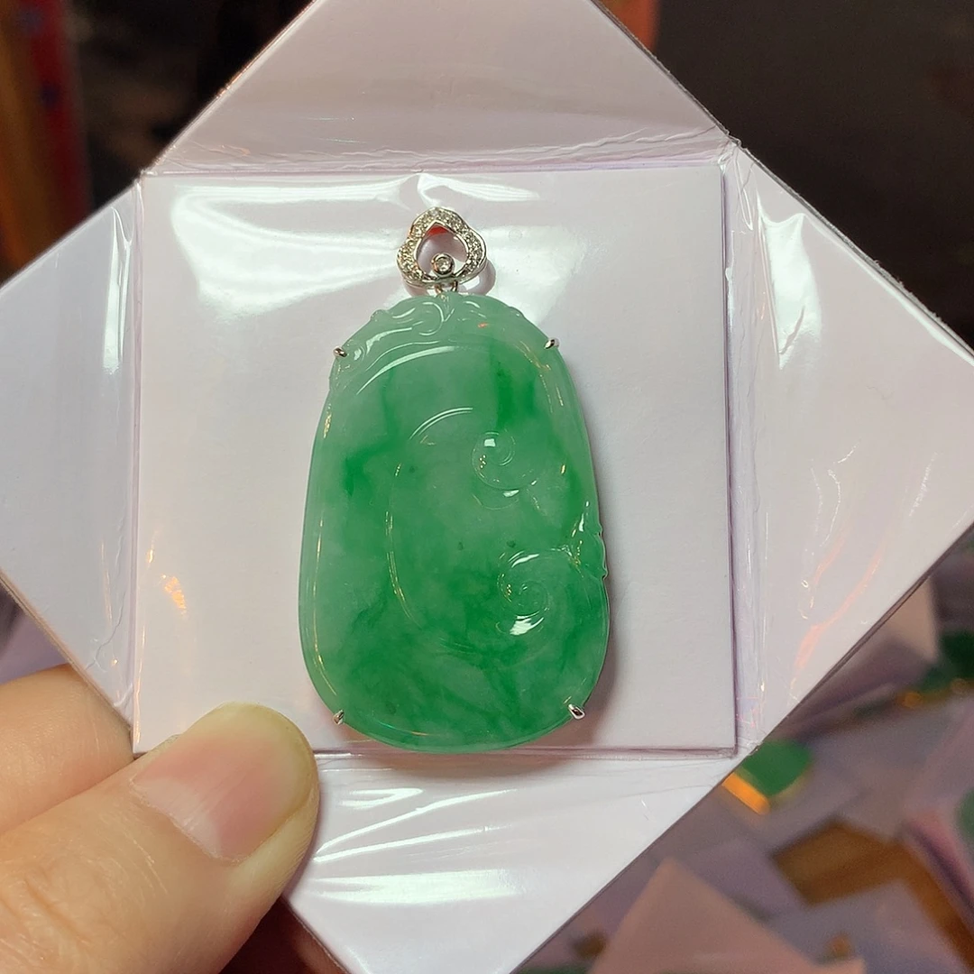 香***合翡翠18K金镶嵌颈饰如意