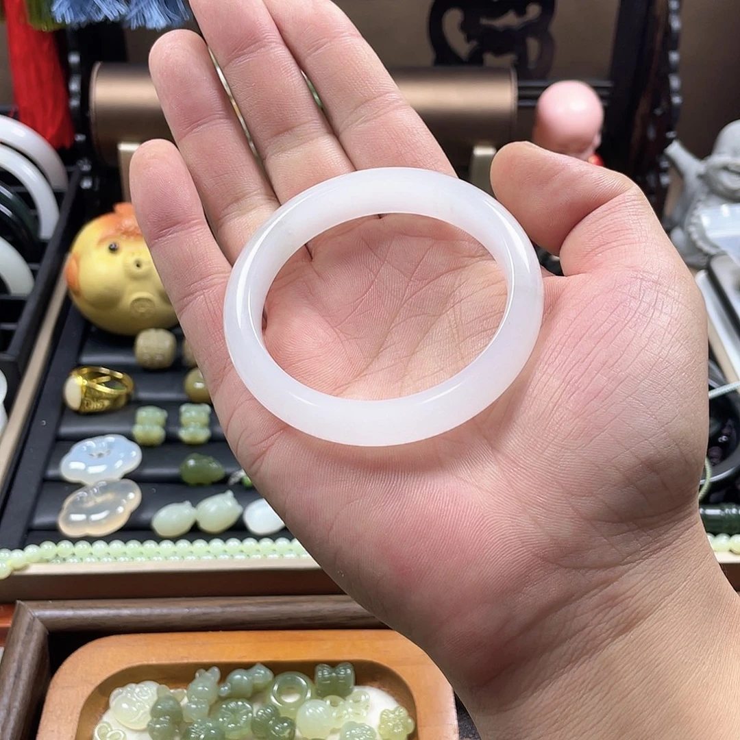 貝***貝和田玉未镶嵌颈饰