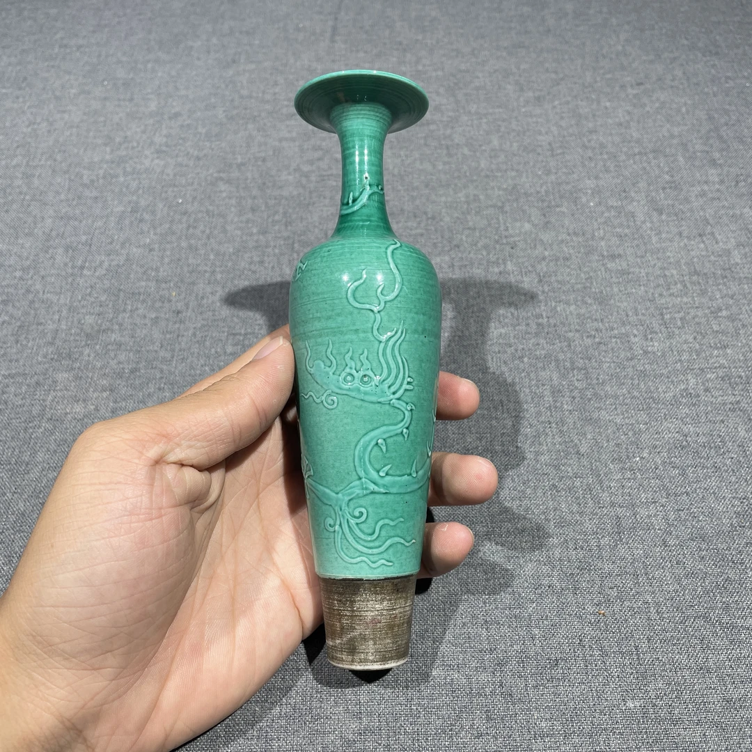 【拍卖】Lot 22726 绿釉堆刻龙纹柳叶瓶