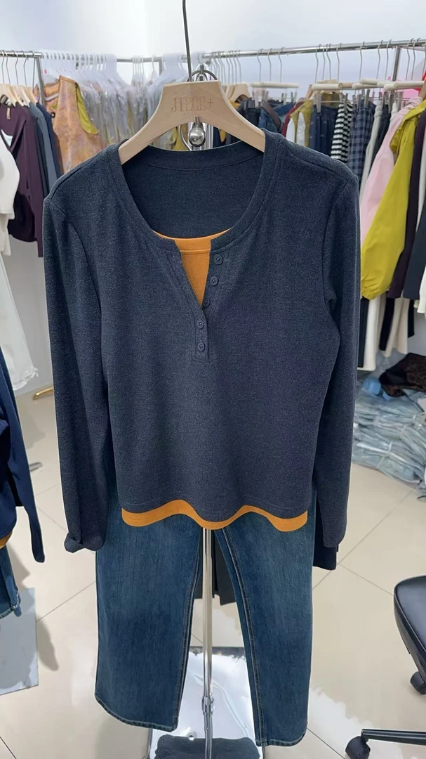 实体店直播：时尚百搭洋气显瘦显高加厚款假两件T（扣子）