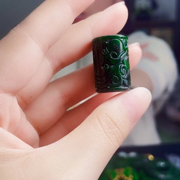 翡翠未镶嵌颈饰多样性