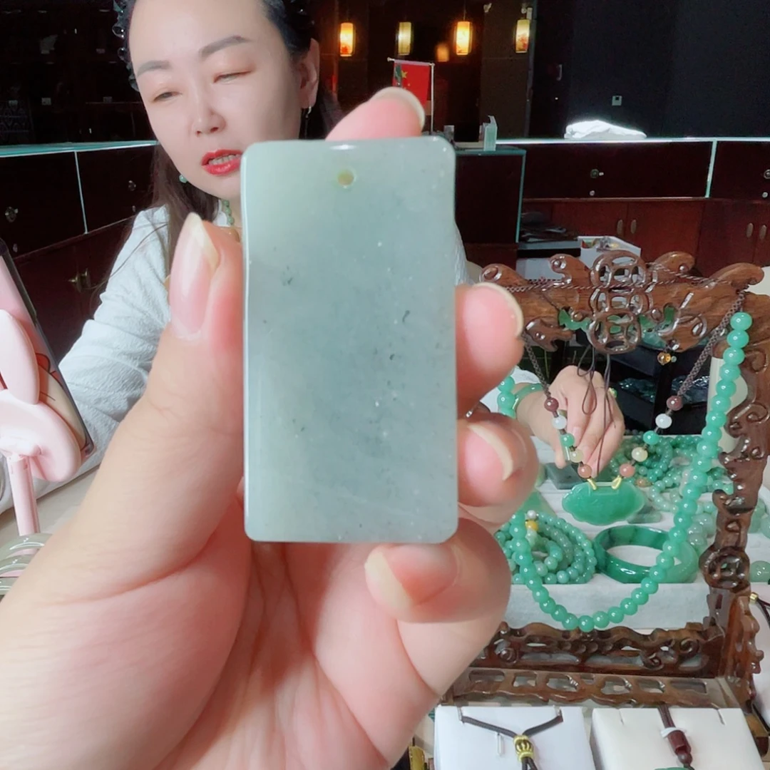颈饰未镶嵌密玉（石英质玉）
