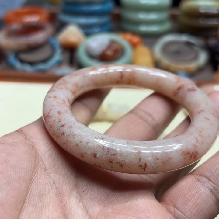 小***严石英质玉未镶嵌手镯