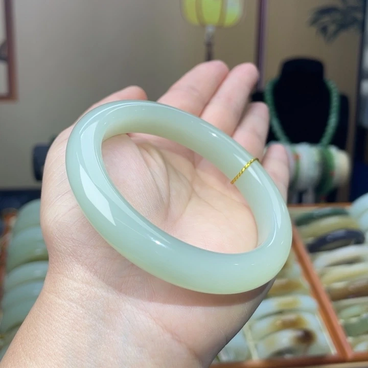 和田玉未镶嵌手镯