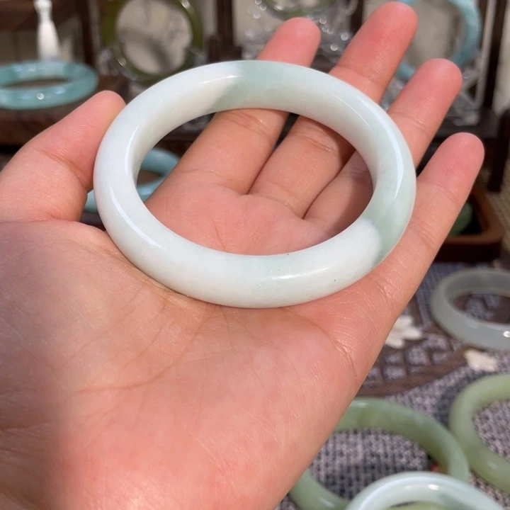 岫玉未镶嵌手镯暗**阴