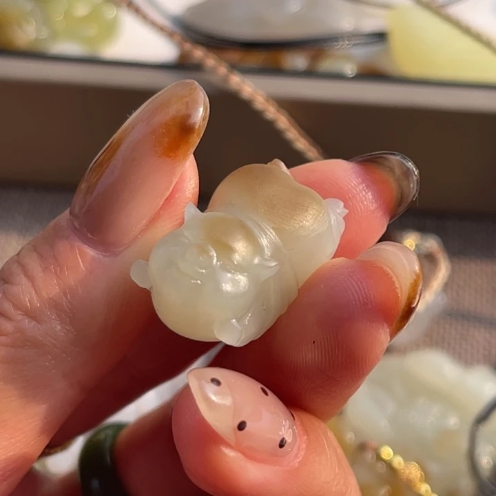 笑***忧和田玉未镶嵌颈饰