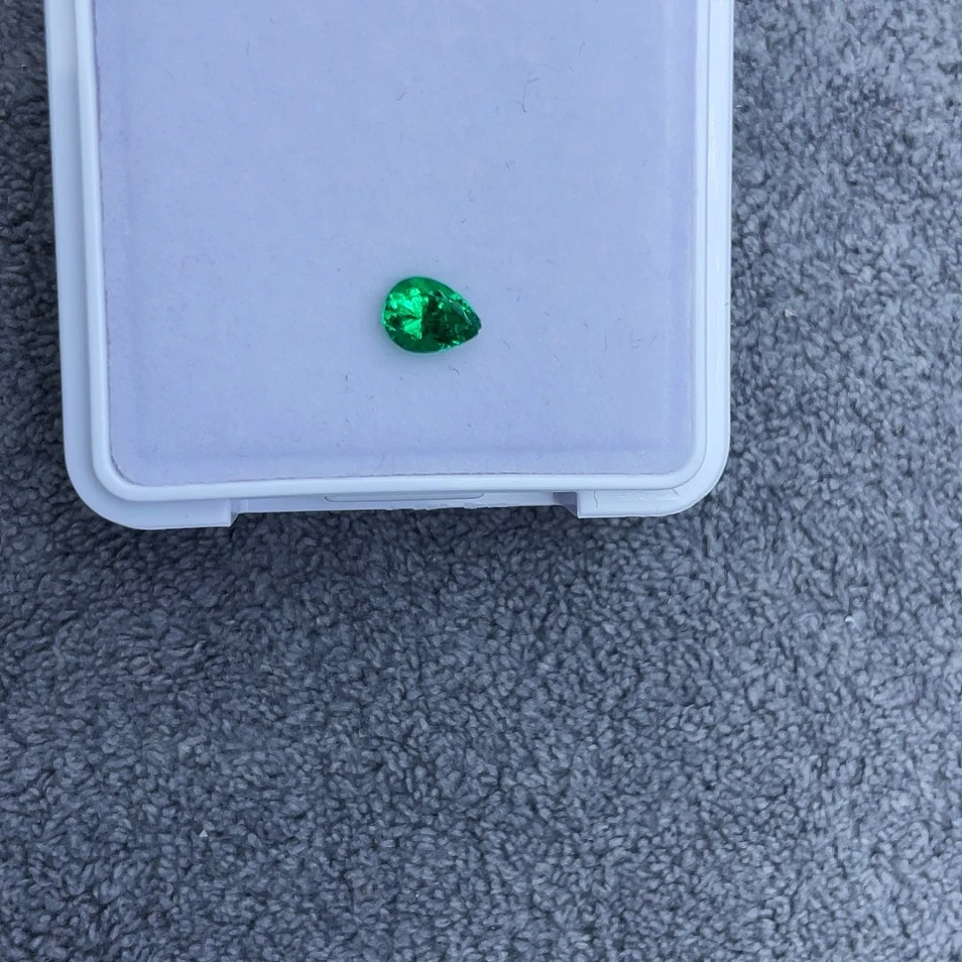 爱***子裸石祖母绿0.393Ct。