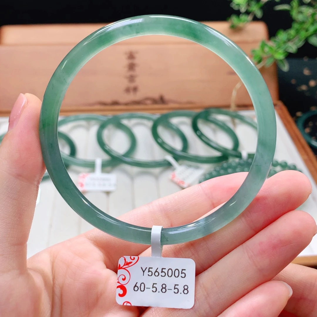 翡翠手镯（圆镯）未镶嵌