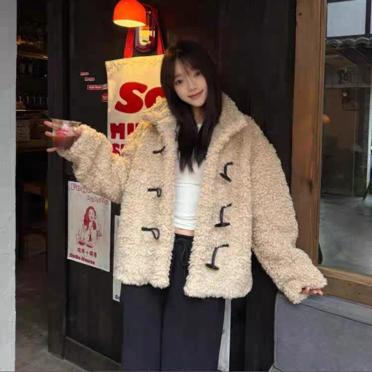 58335翻领木质圆柱扣皮毛外套