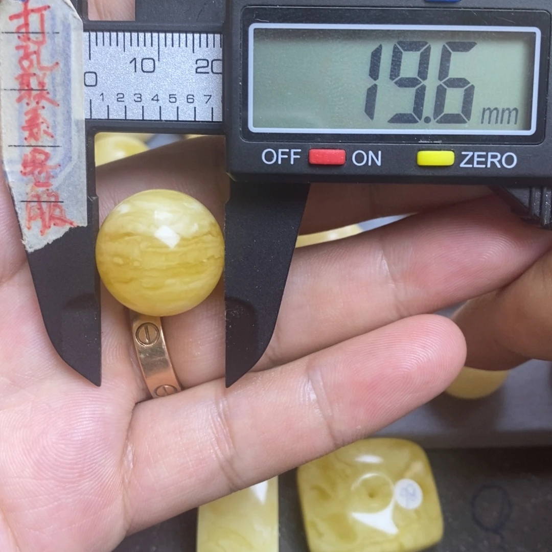 蜜蜡未镶嵌裸石19.6微瑕圆珠默认直发