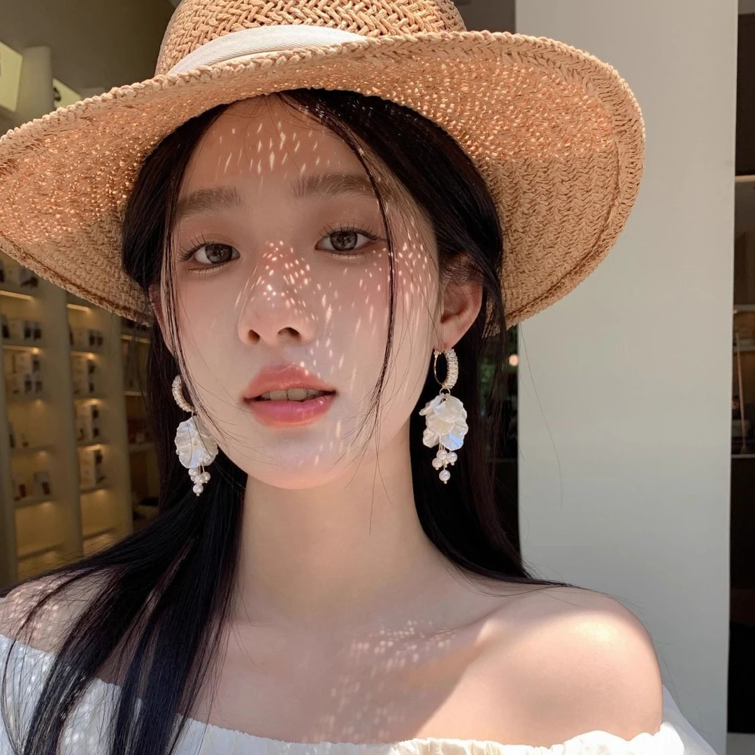 白色花瓣耳环轻奢感气质百搭耳坠2024新款小众耳饰女