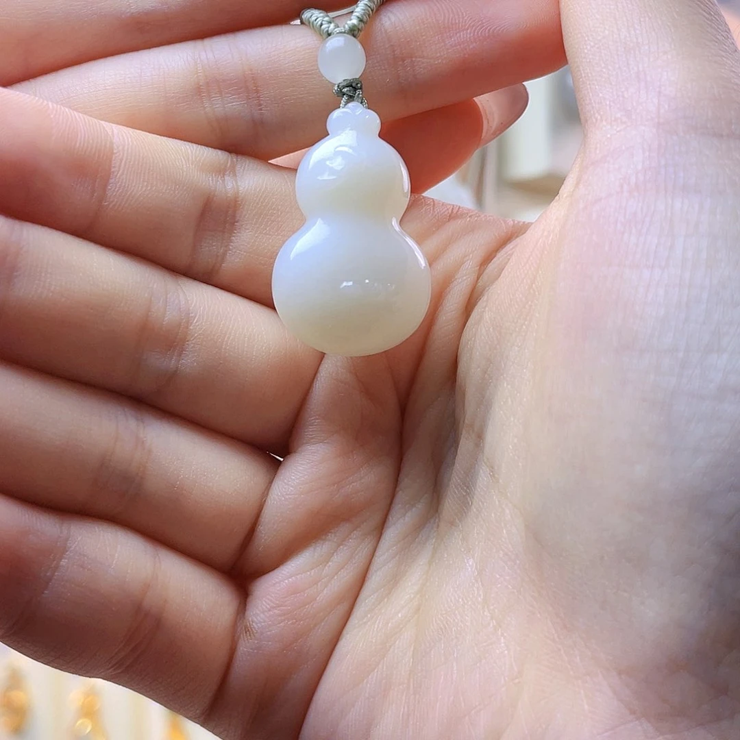 杨***哈和田玉未镶嵌吊坠(赠链)