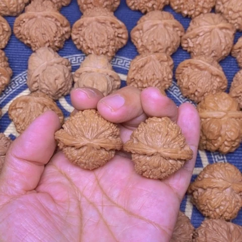 【闪购商品】文玩核桃吊坠废**片白狮子38