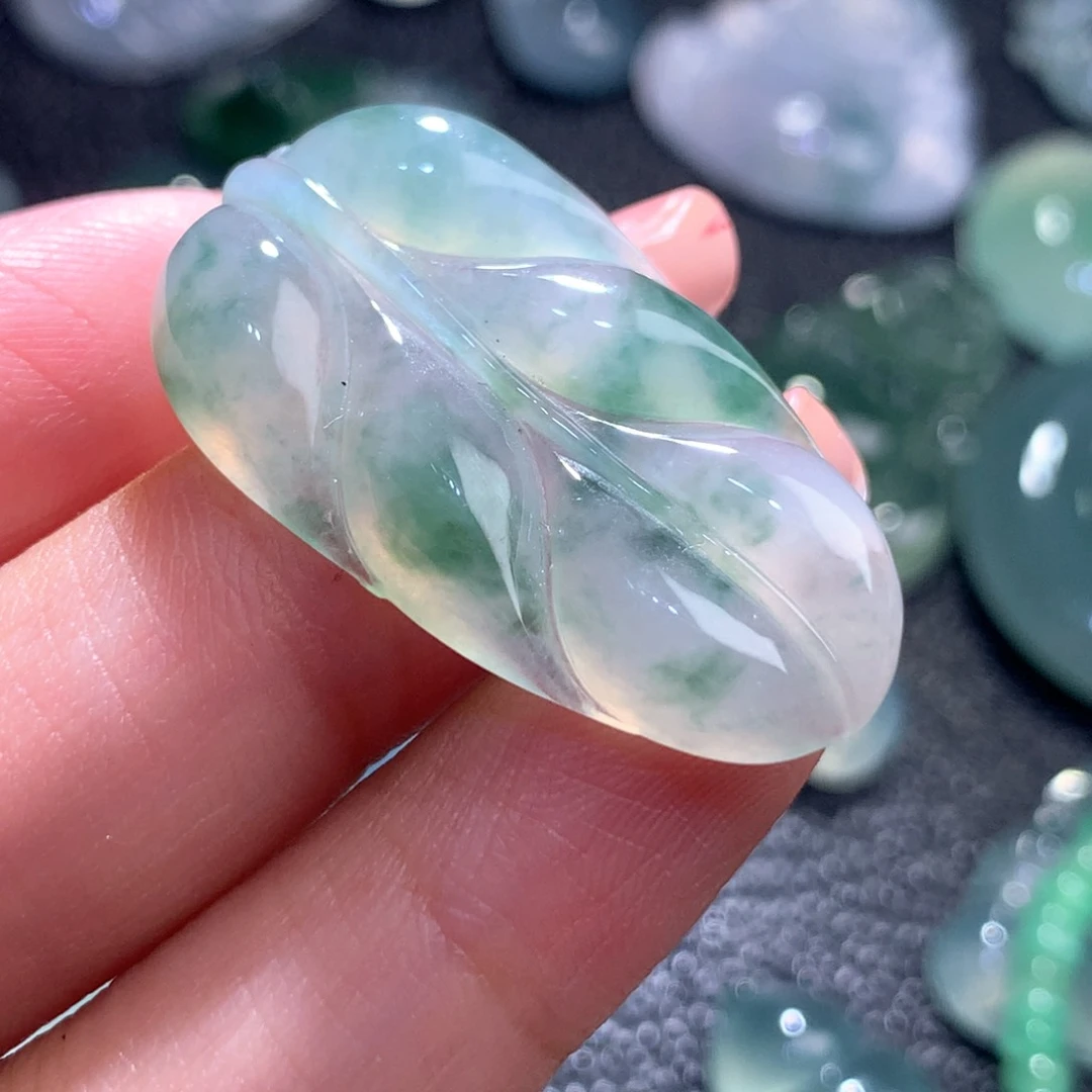 翡翠未镶嵌颈饰缅甸