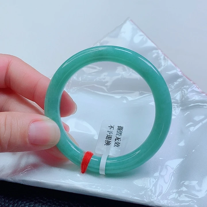 翡翠手镯未镶嵌54圈口满绿圆条手镯