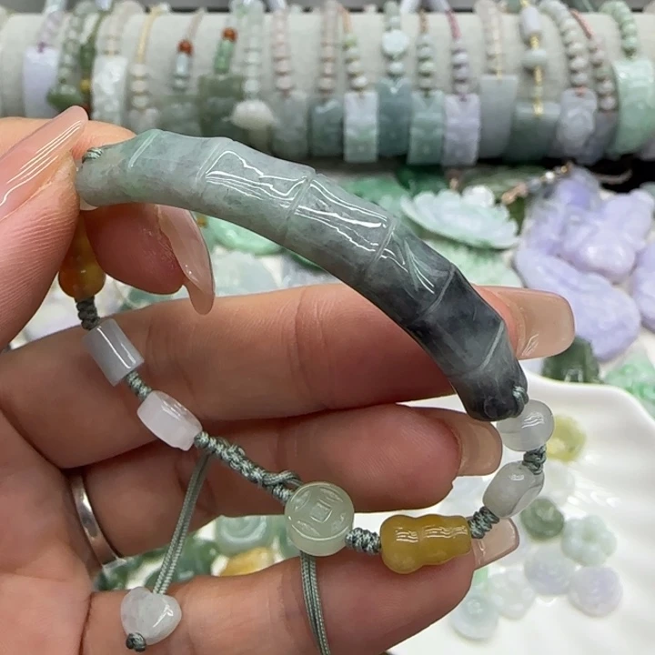 多***亿翡翠未镶嵌颈饰半镯