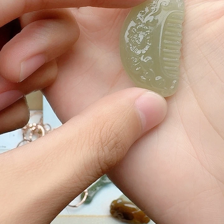 小***子和田玉未镶嵌颈饰