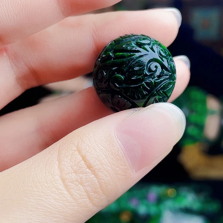 翡翠未镶嵌颈饰多样性