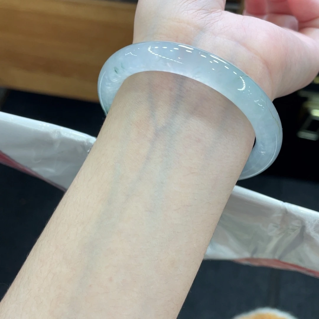 未镶嵌手镯翡翠卡50.3圆条，全条炸光冰飘花