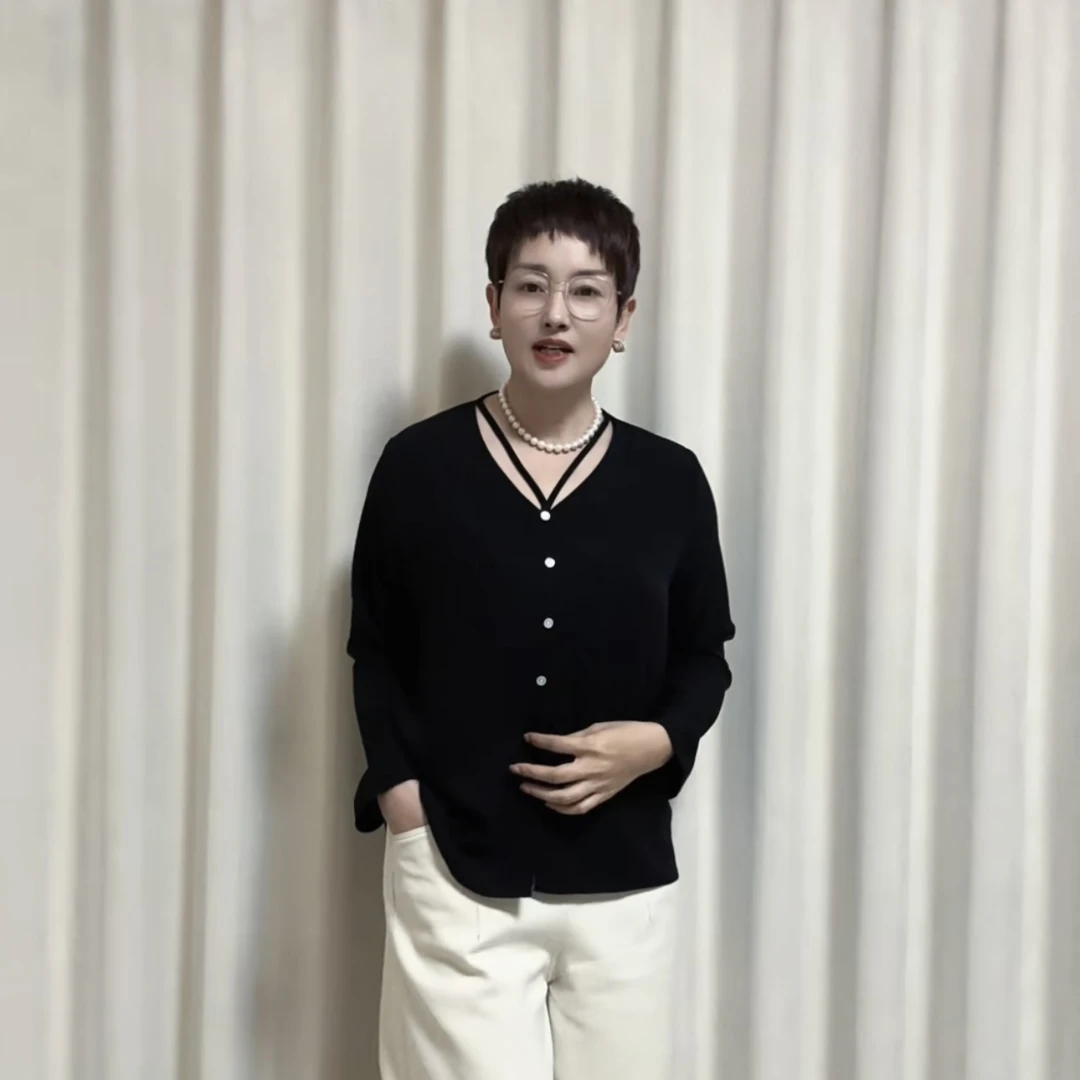 【杭州群姐家】A2503春夏新款气质领口挂脖设计小衫