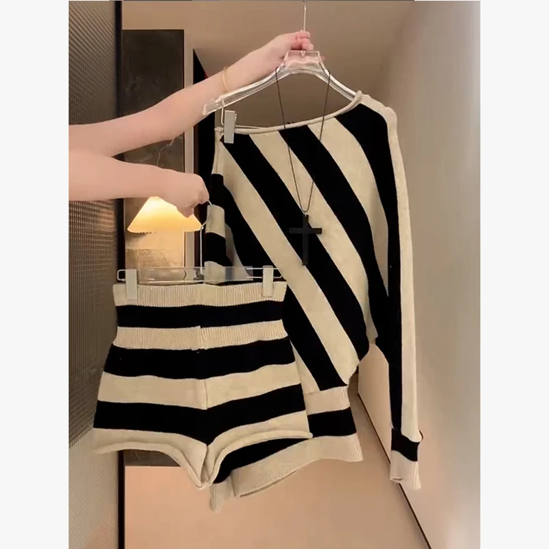 大方得体穿搭一整套独特漂亮法式慵懒风条纹斜肩毛衣短裤两件套