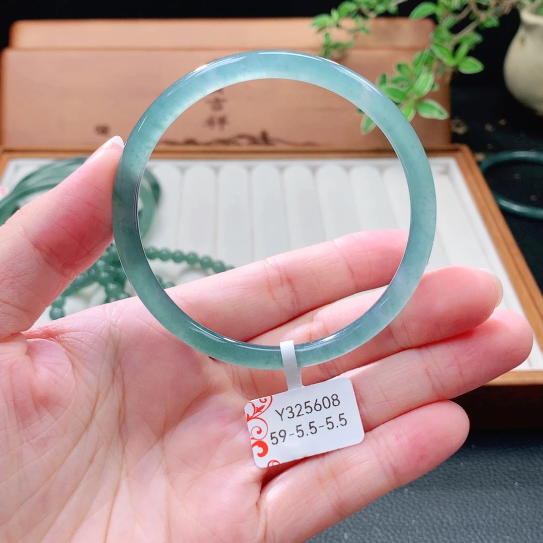 翡翠未镶嵌手镯（圆镯）