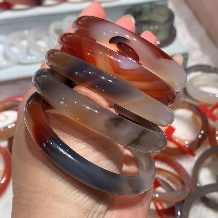 玛瑙/玉髓手镯未镶嵌被****?58