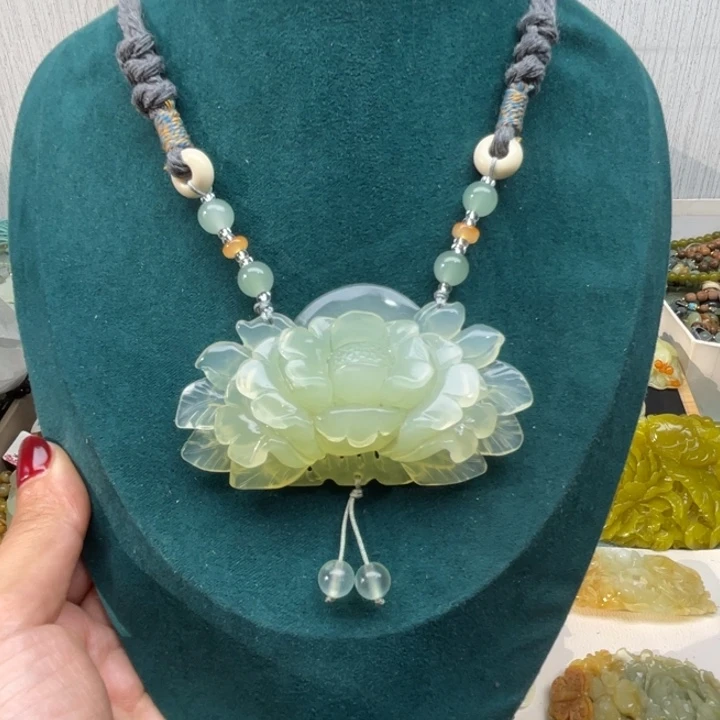 蛇纹石玉未镶嵌颈饰