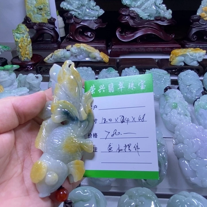 颈饰未镶嵌翡翠鱼小摆件