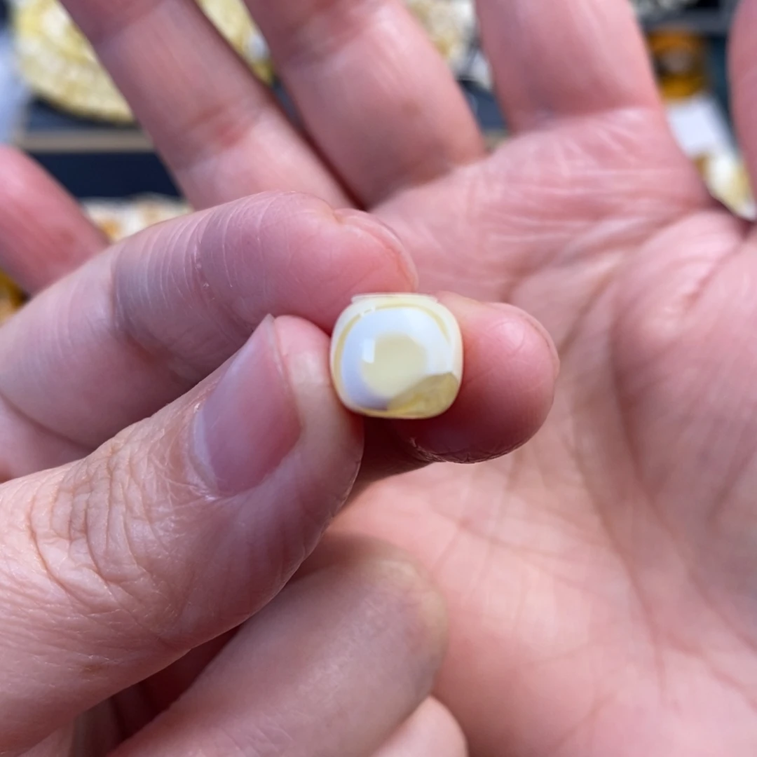 琥珀未镶嵌裸石金漆白溶洞天眼老型单珠9.5