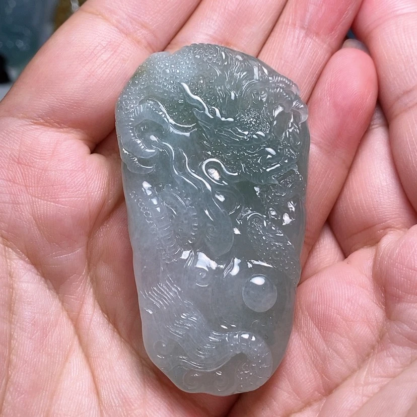 【闪购商品】翡翠未镶嵌颈饰。