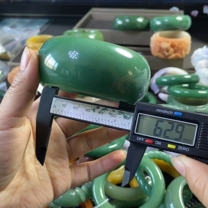 石英岩玉手镯未镶嵌李*