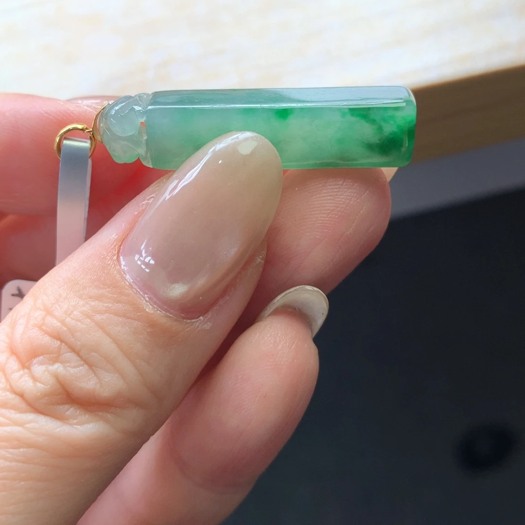 翡翠18K金镶嵌颈饰吊坠